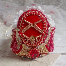 Armband Wir Zwei Haute-Couture-Manschette bestickt mit Swarovski-Kristallen, einem ovalen Cabochon aus rotem Glas und Rocailles